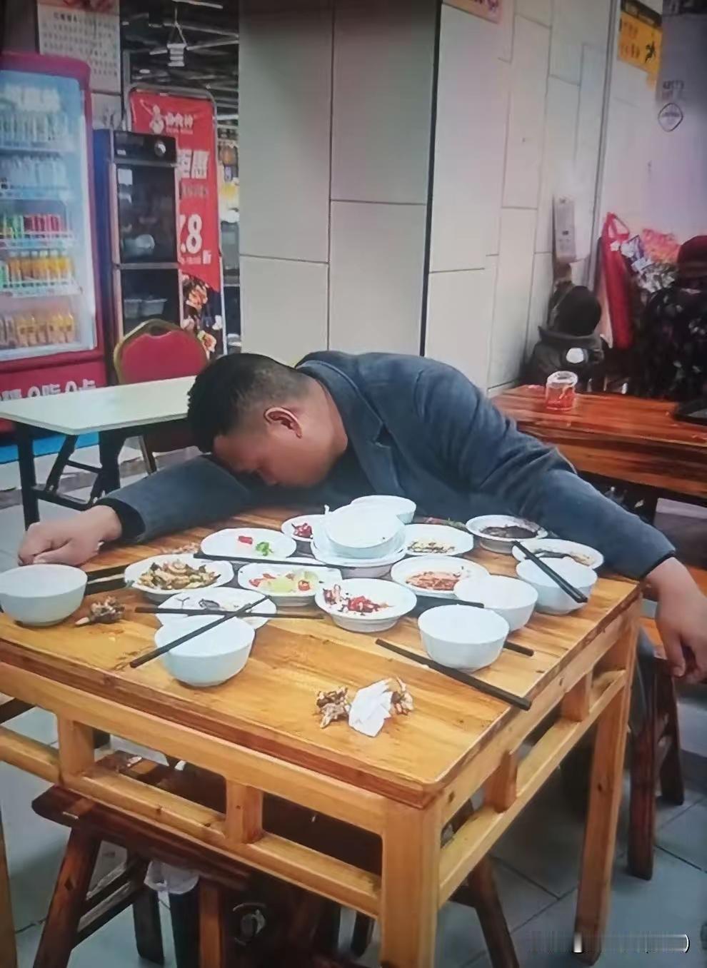 痛心！一家人饭店吃完饭，男子让家人先出门等，自己留着结账，刚送走家人就突然趴桌、