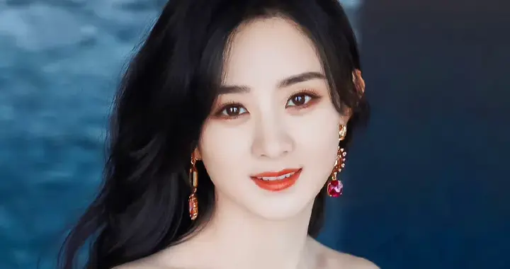 赵丽颖锁骨惊艳亮相 白皙肌肤展现独特魅力