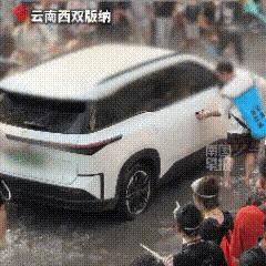 已经报警！西双版纳泼水节闹出事，有人借着节日狂欢，把快乐变成了恶意伤害。辽宁