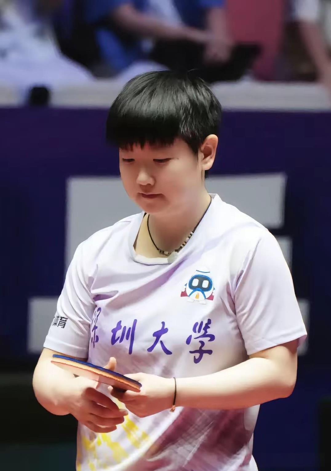 今天厦门乒超现场发生的一幕让所有人意外，孙颖莎突然背起球包提前退场了！比赛还没