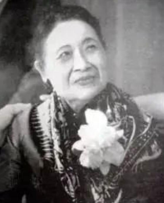 2003年，106岁的宋美龄在美国去世。伺候她26年的贴身厨子，在返台仅3个月后