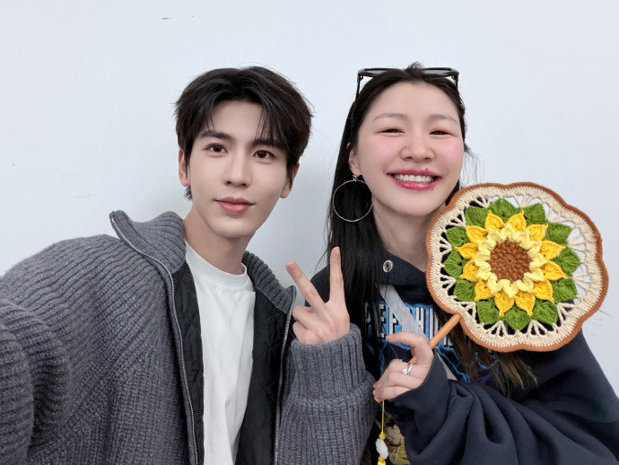 张凌赫金靖去看了刘宇宁演唱会们开推团关系就这样好