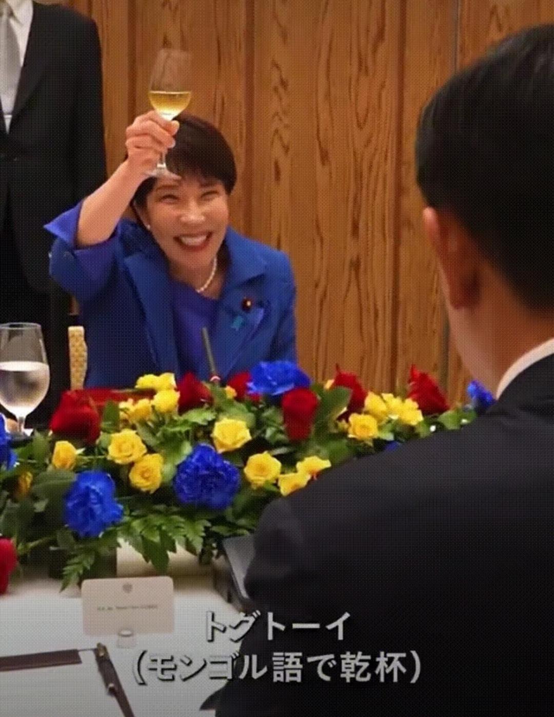高市“酒杯外交”翻车：一场用力过头的日蒙会晤。9月29日，日本首相高市早苗与