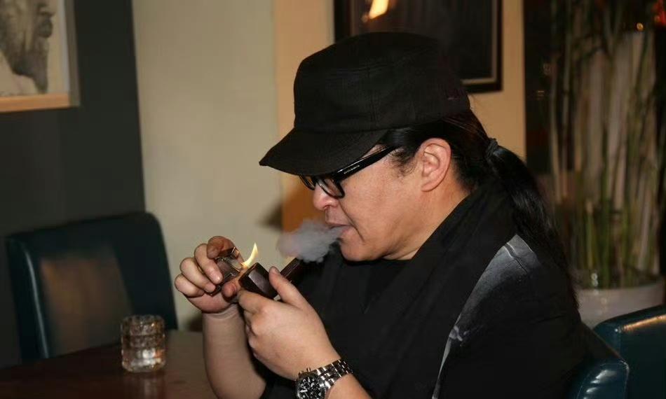 谁能想到，人生的落幕会来得这么猝不及防。就在去年，镜头里的刘欢还身姿挺拔，站在
