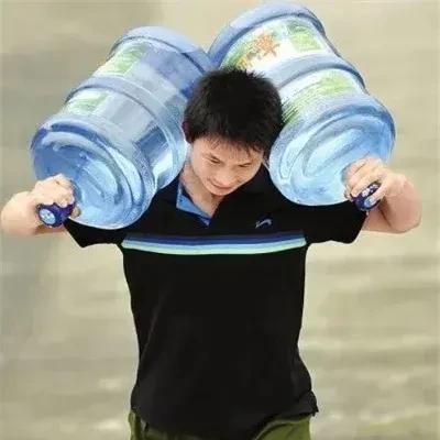 大桶水不能喝，小区过滤水能喝吗？新闻播报桶装水含有微塑料以后，我就不敢喝桶装水了