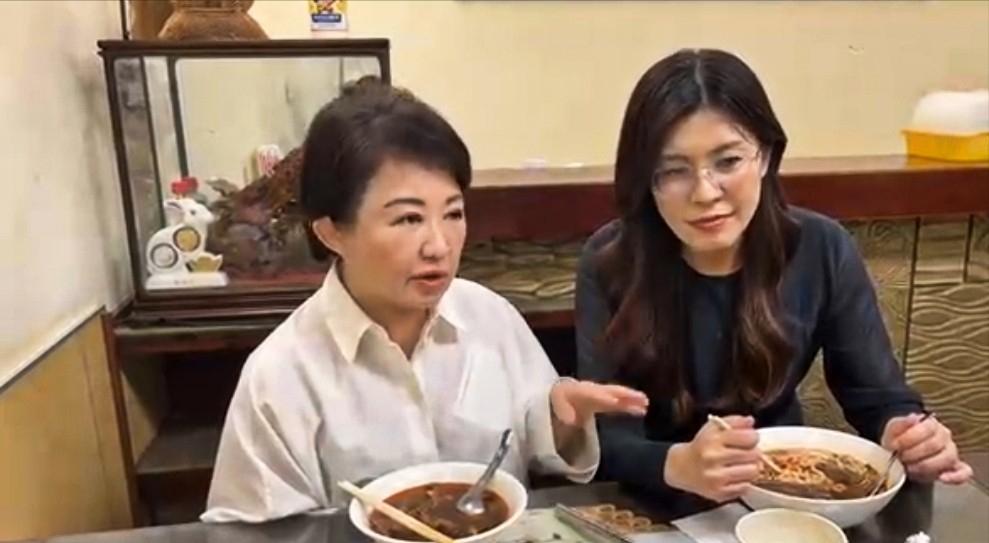 郑丽文今天终于见到太阳“卢秀燕”，下午郑丽文在脸书上贴出了她与卢秀燕“牛肉面小吃