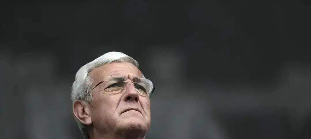 里皮亲手划掉了梅西和C罗的名字。这位世界杯冠军教头最近挑选“最佳阵容”，名