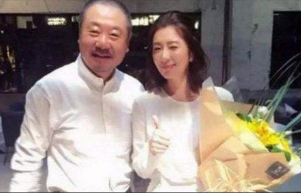 1988年，范伟跟杨宝玲相亲时。便对她一见钟情，为了讨杨宝玲的欢心，他点了一大桌