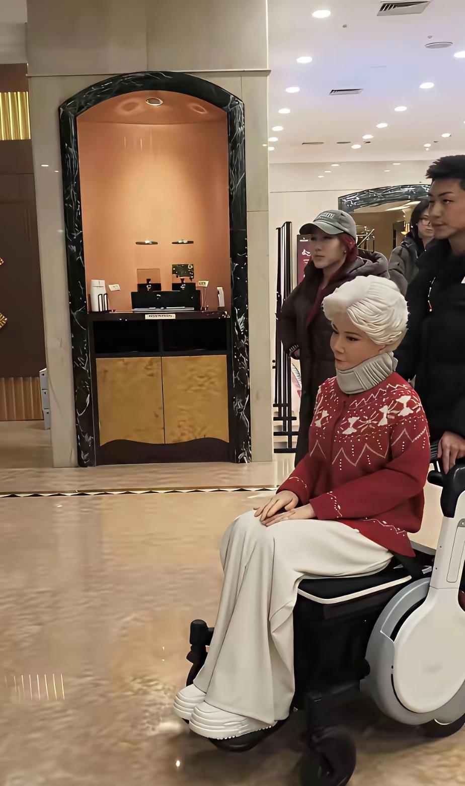 恐怕蔡明阿姨要为浪费一个房间了，春晚跟自己同台的机器人，跟自己有8.9分相象