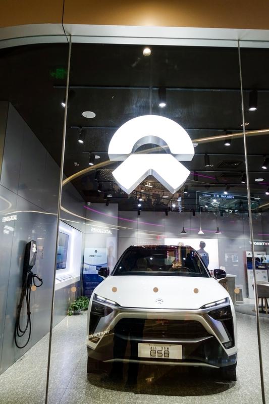 蔚来和小鹏的电动车技术差异还挺明显。蔚来在电池技术上有一手，它的换电模式很有特色