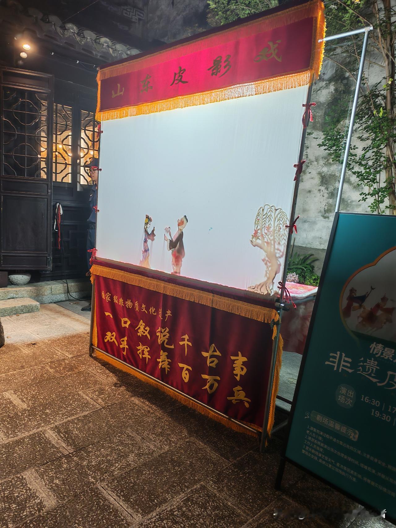 没有了退路，只能去打工。一周休一天，一个月休四天。9点上班，19点下班。