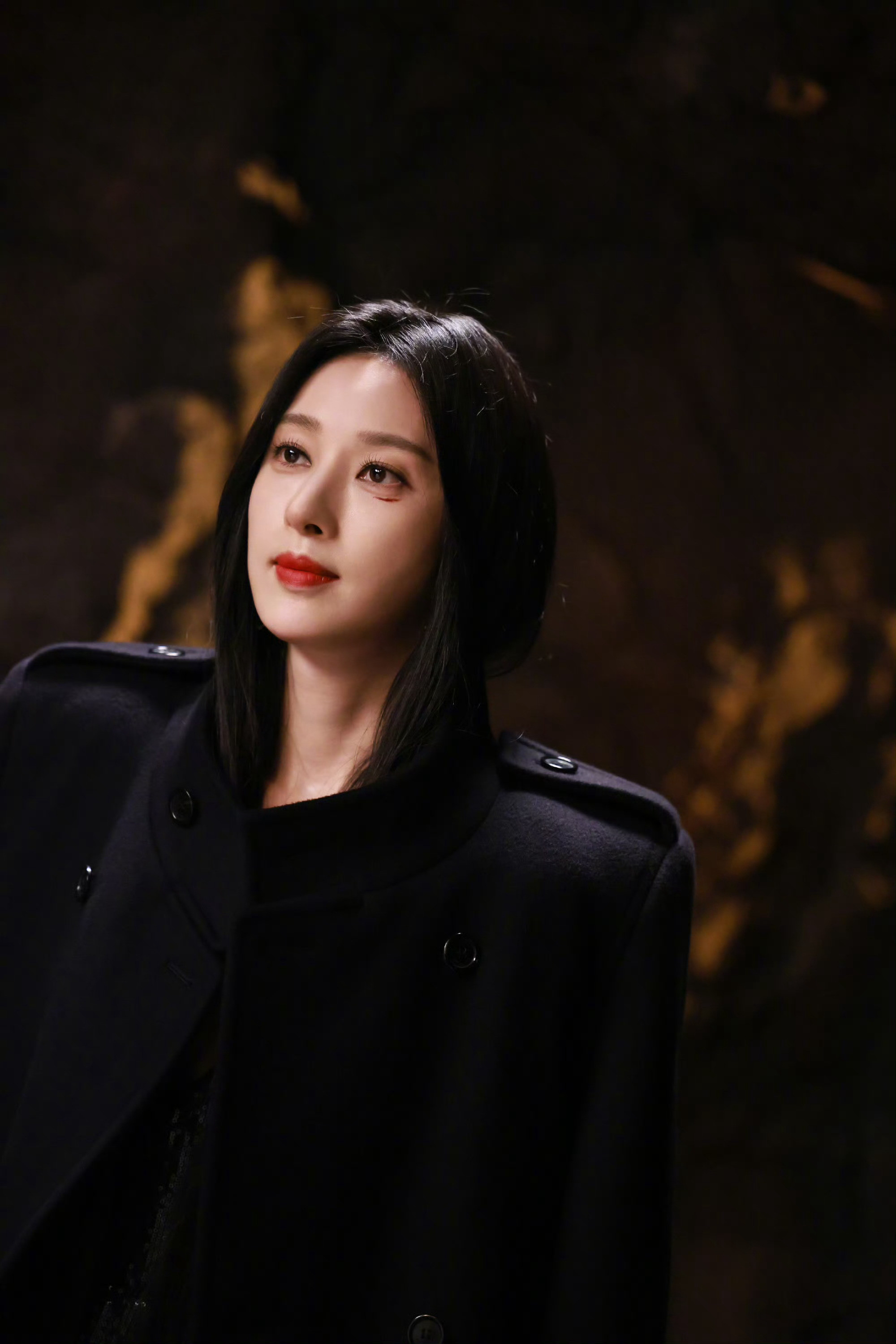 张俪依旧双开门+大卧蚕你还是那么爱披衣服你的肌肉真的很哇塞