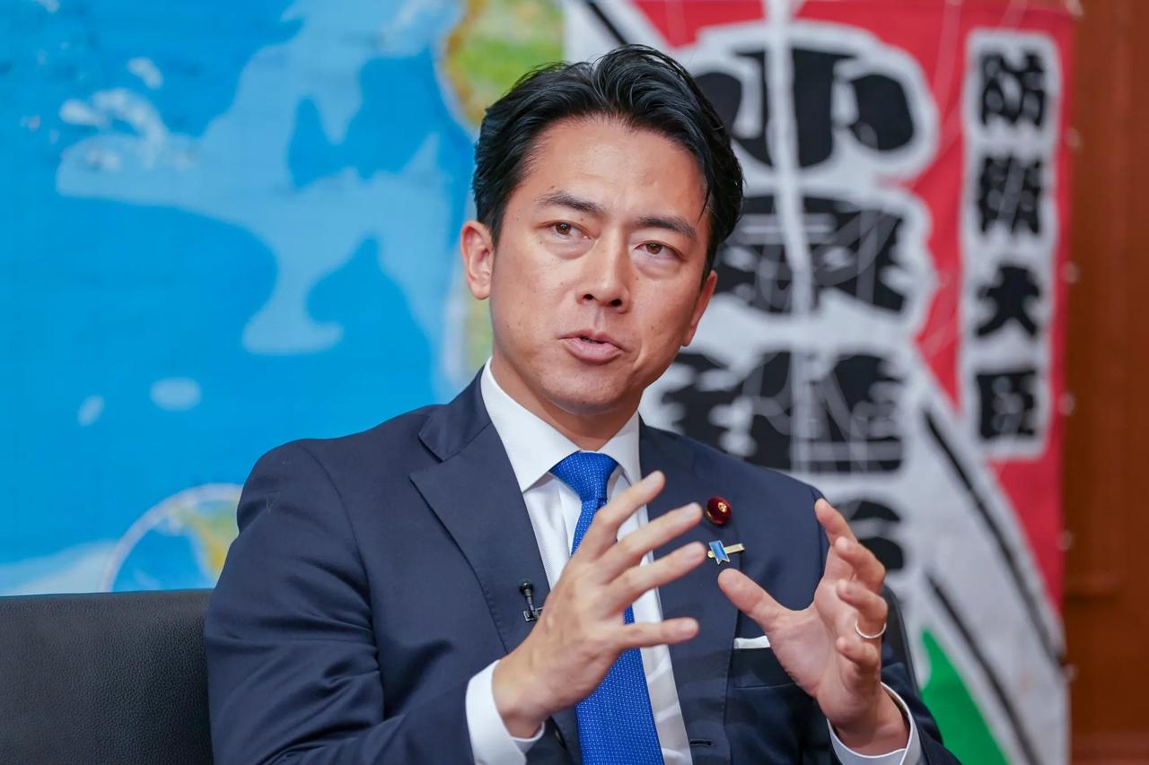 战败国无权置喙战胜国军费开支！ 6月17日，日本防卫大臣小泉进次郎在东京接受
