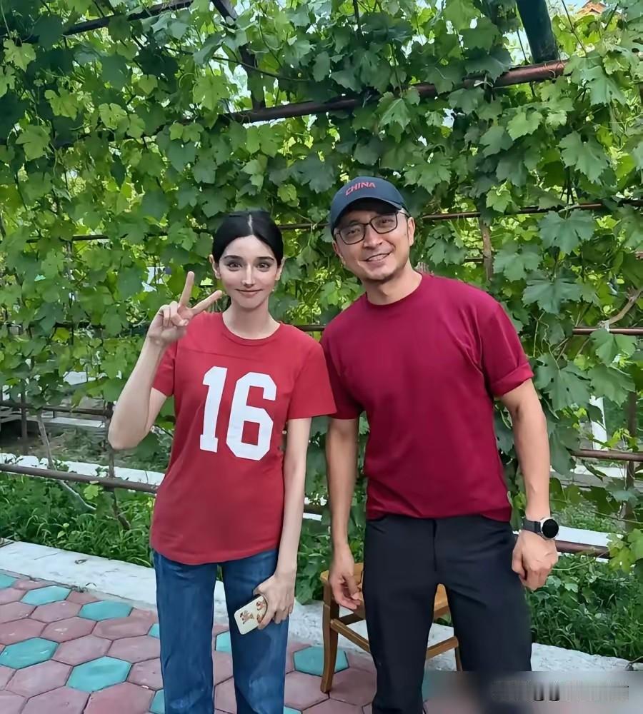 尼格买提，哭了。​​刚录完六一晚会，连夜飞回新疆老家。镜头前那个永远笑容灿烂的