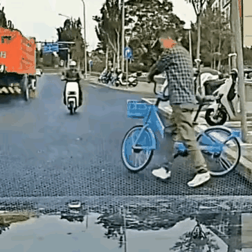 哈哈哈哈，笑死我了，两个二货。昨天去接老婆下班，在路边停车等着，