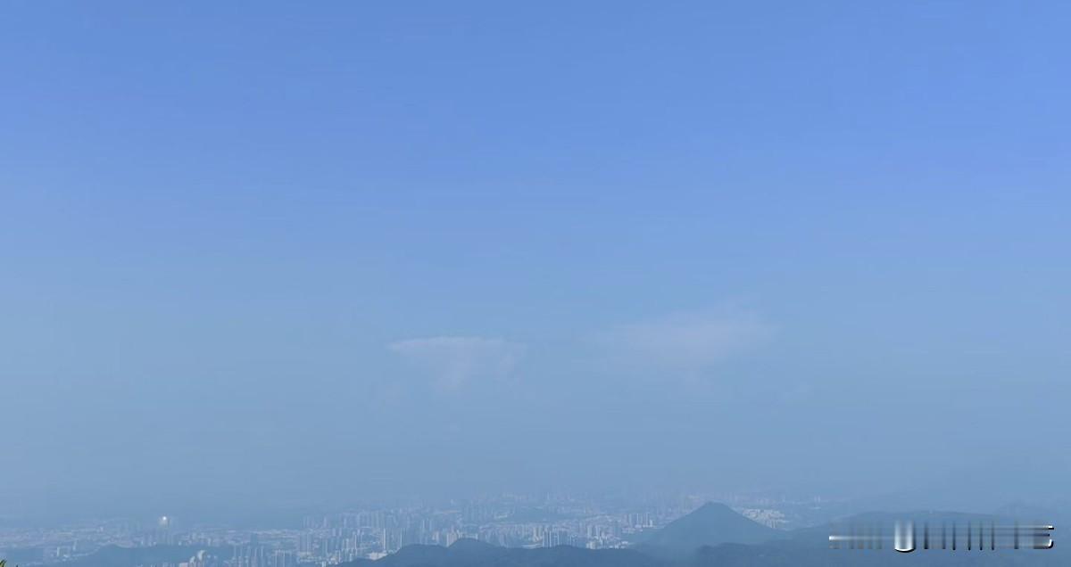 秋日生活打卡季登高远眺，澄澈蓝天铺展在眼前。层叠山峦环抱着城市楼宇，薄雾轻笼大地