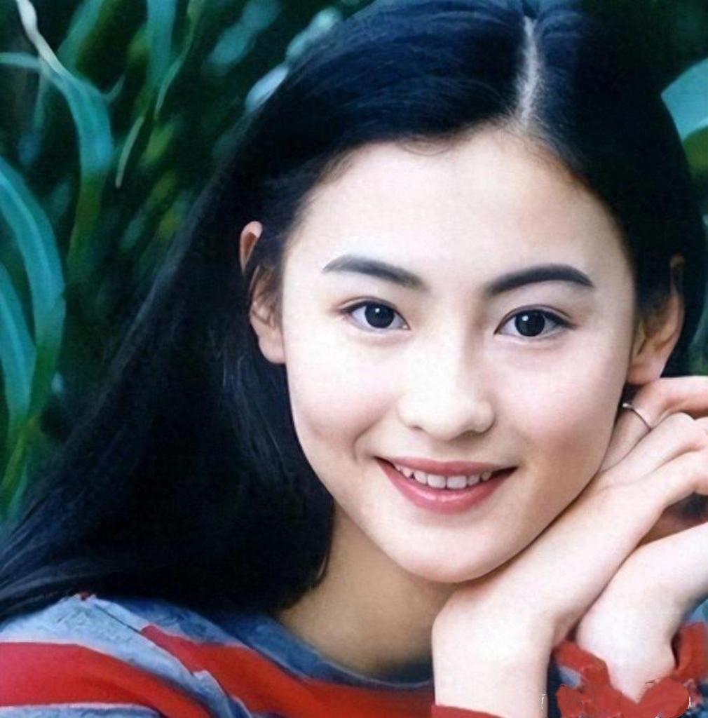 谁能想到，张柏芝那惊为天人的美貌，竟藏着聋哑爷爷的帅气基因！爷爷虽无法言语、听不