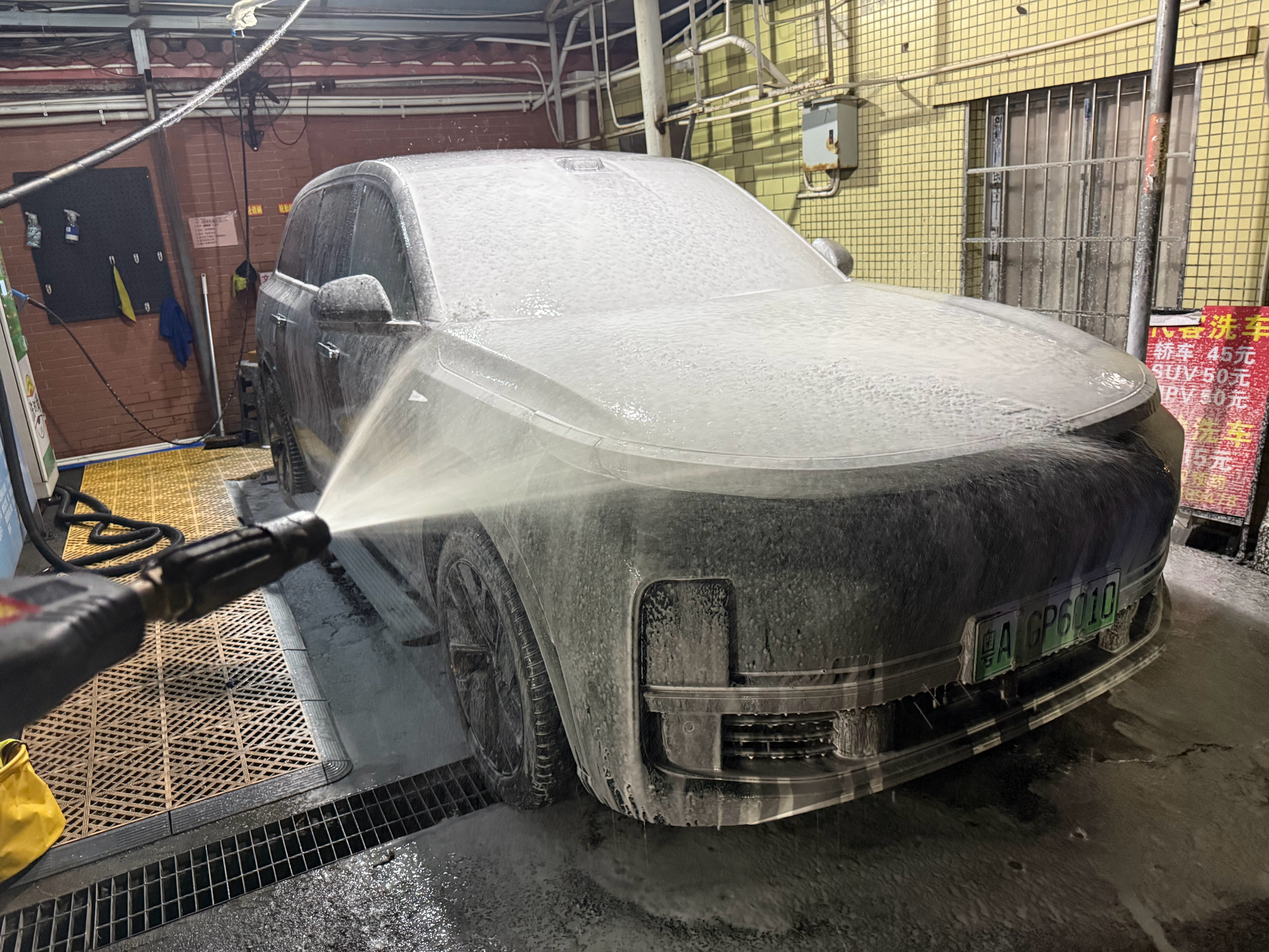 SUV的表面积可太大了！我第一次自己动手洗L9，里里外外花了一个多小时，这时