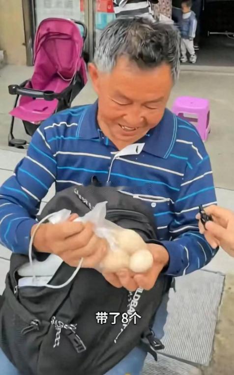 父亲8个鸡蛋接考考生考了526看完有些鼻酸，八颗被父亲揣在怀里捂了一整天的土鸡蛋