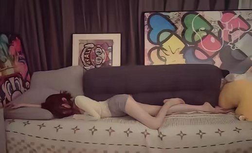 杨超越助理偷拍她的睡姿，爆了！事情的经过是这样，杨超越在客厅即兴唱歌后累了，就趴