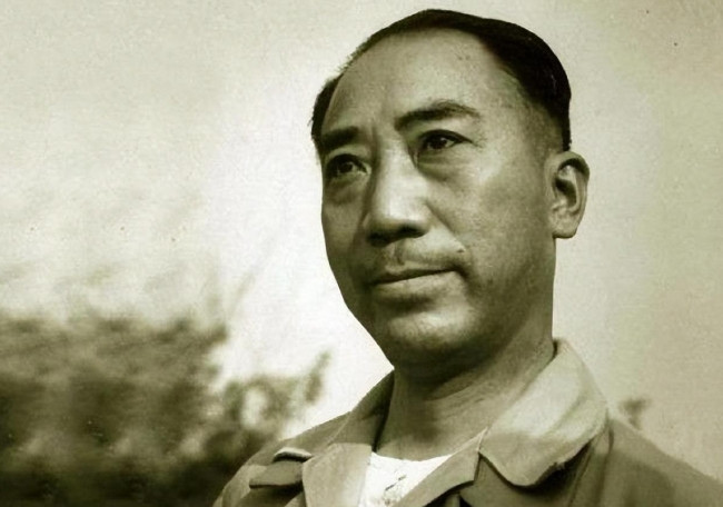 1938年，41岁戴笠借口加班，把秘书余淑衡，带到了卧房。戴笠递给她一杯咖啡：“