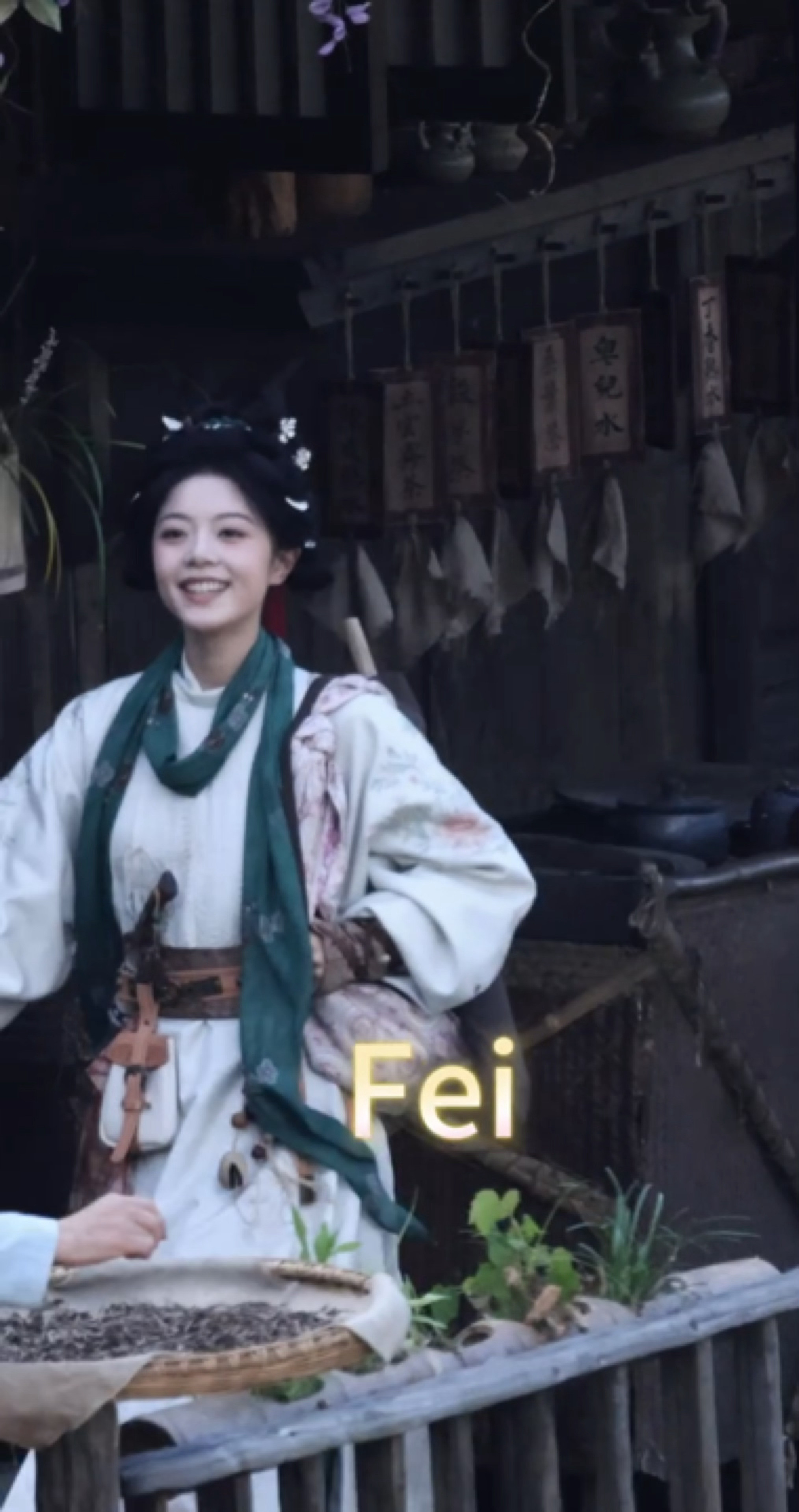 我们听雨小飞贼装备齐全哦背着大包小包出远门咯赵今麦侠女飞贼造型赵今麦楚听雨飞贼