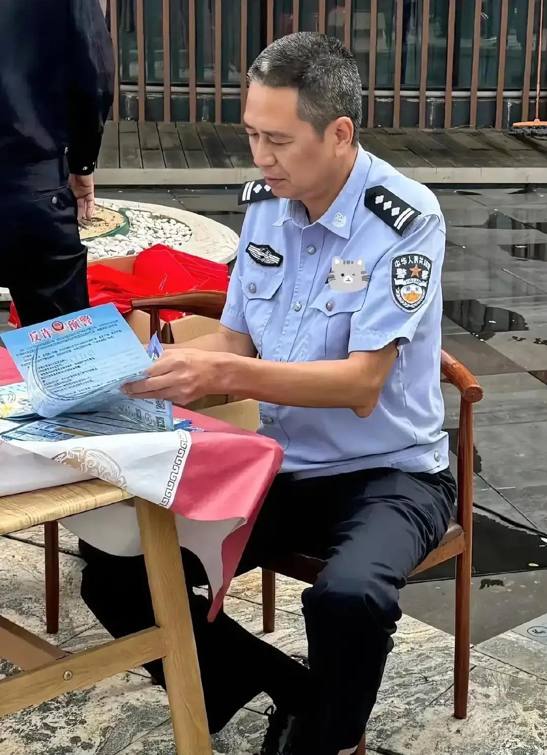 刚入警时谁不是满腔热血？可13年警龄的老友一句话扎心了："现在见领导都笑不出来，