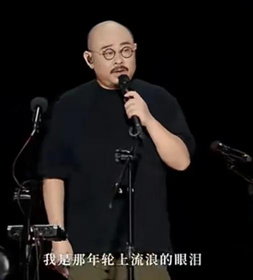 为何刀郎的清唱让很多歌手汗颜近日重庆演唱会上，刀郎清唱了一首《花妖》，他自带