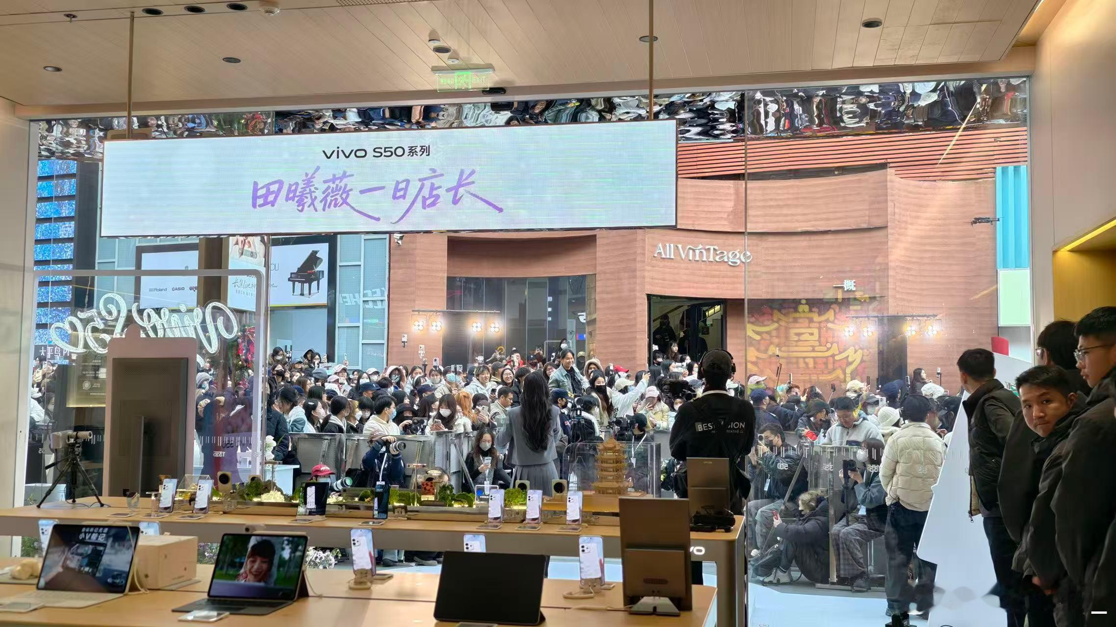 就这个小田甜田曦薇来viivo当一日店长了太乘了烙铁