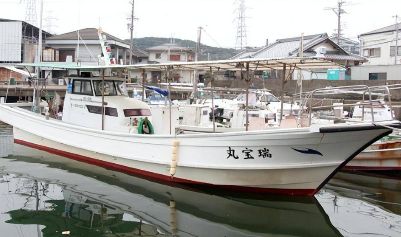 日本船只侵犯钓鱼岛领海，中国多门舰炮就位，不走就随时开火 钓鱼岛海域再度