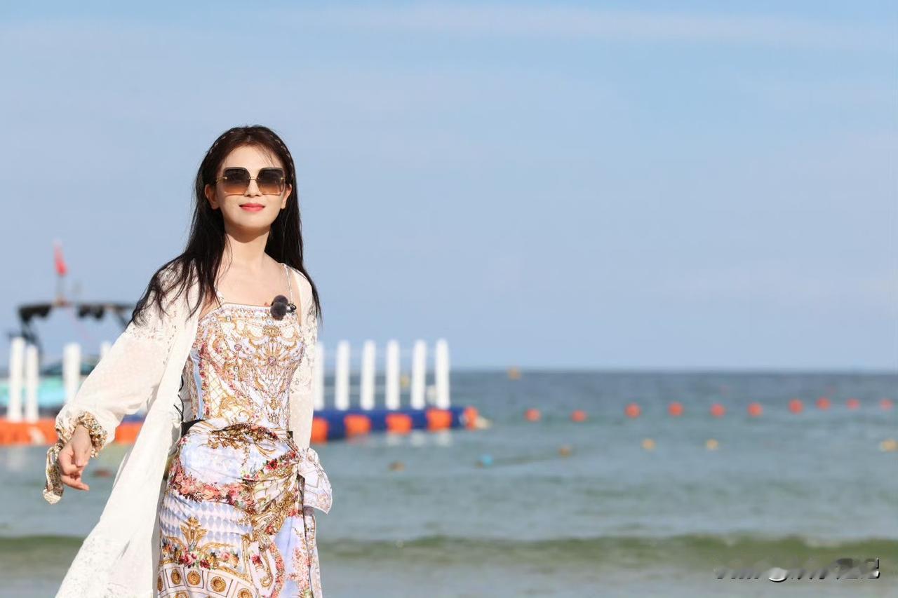 潮汐进退，“桃”与大海一同入画🏄‍♀️一起来看刘涛