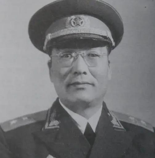 他曾火线营救老蒋一次，授衔前，周恩来问他：你要上将还是中将？“1946年2月的