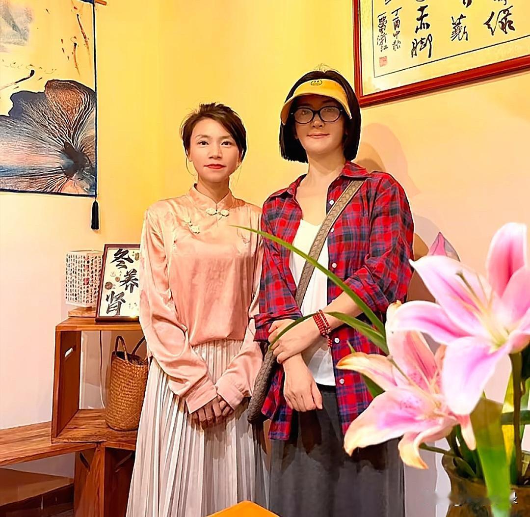谢娜回老家四川被偶遇，她的打扮好朴素，看起来有点土气，本人真的很一般，没有星味，