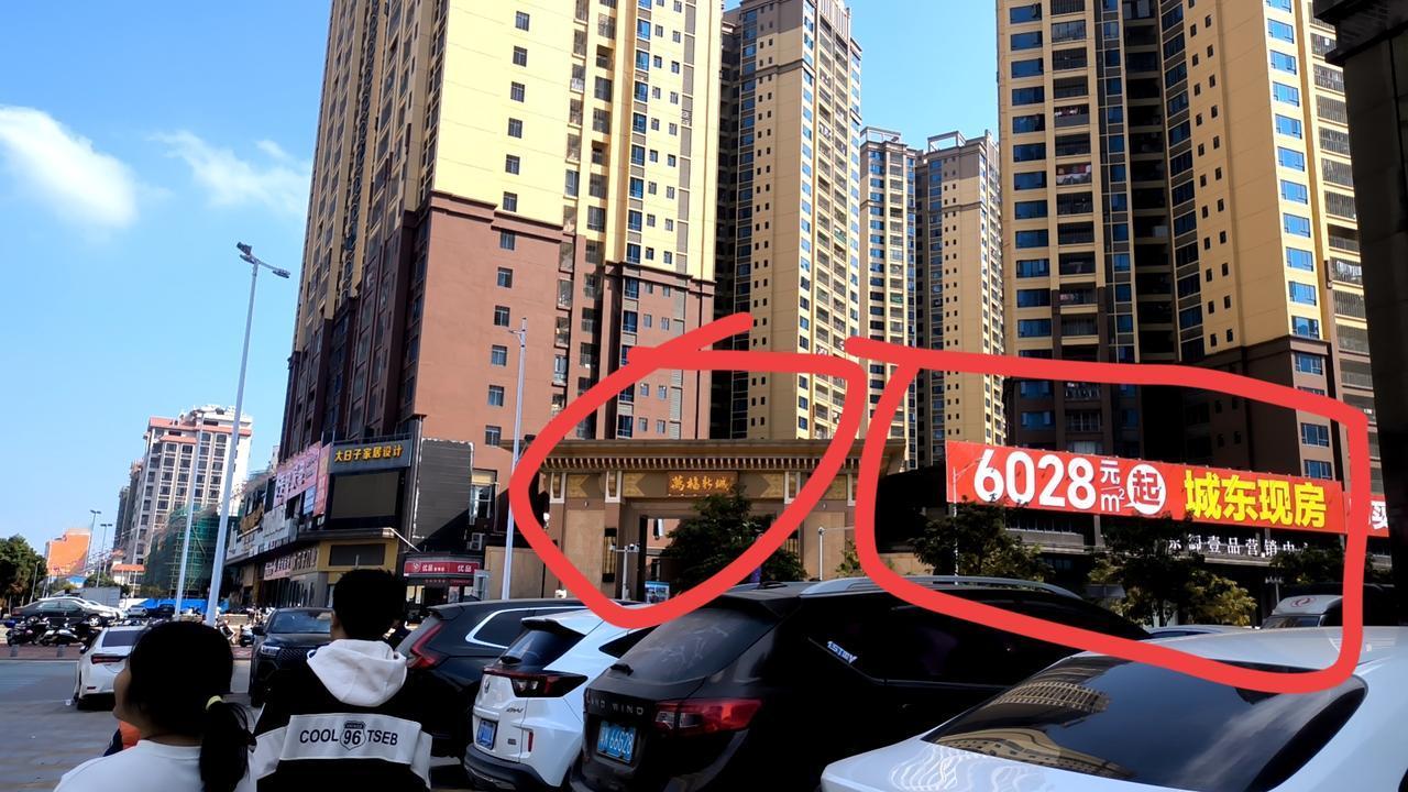 从前有“一座站带旺一座城”的说法。这个楼盘坐落于市城东客运站斜对面，位置极为优