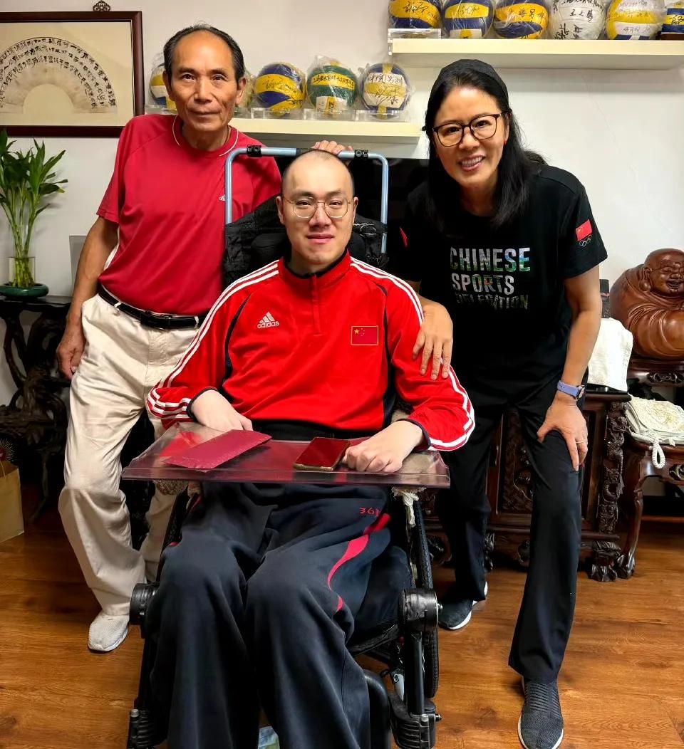 感动，汤淼和郎平合影的画面让人动容！这两天，前排球国手兼主教练郎平晒出了与汤