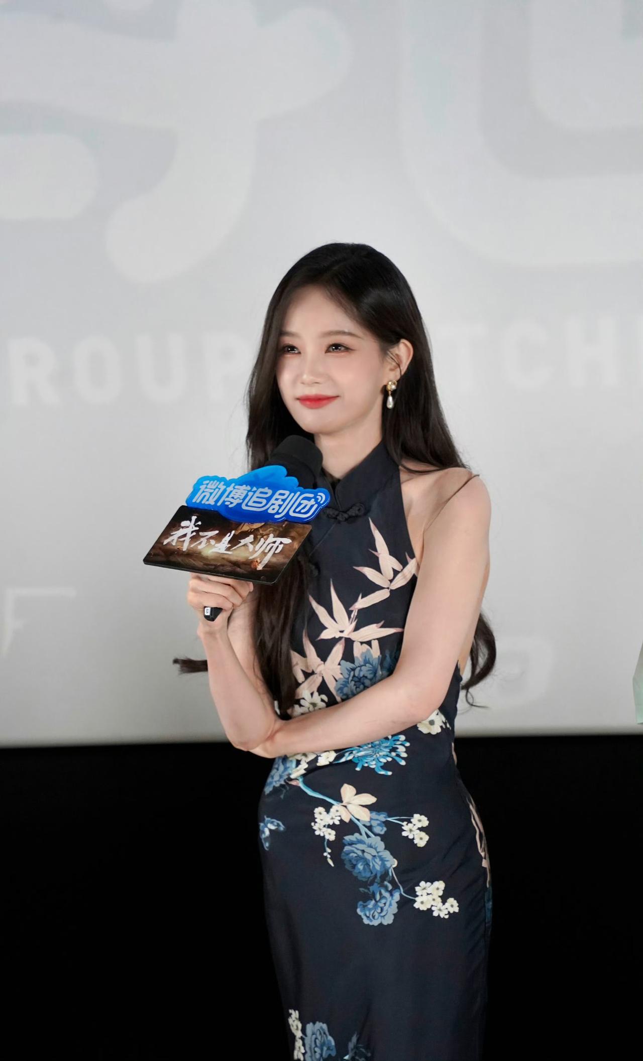 李一桐这身旗袍把我美晕了，水墨挂脖露美背，笑起来温婉，冷起来性感。传统旗袍韵味搭