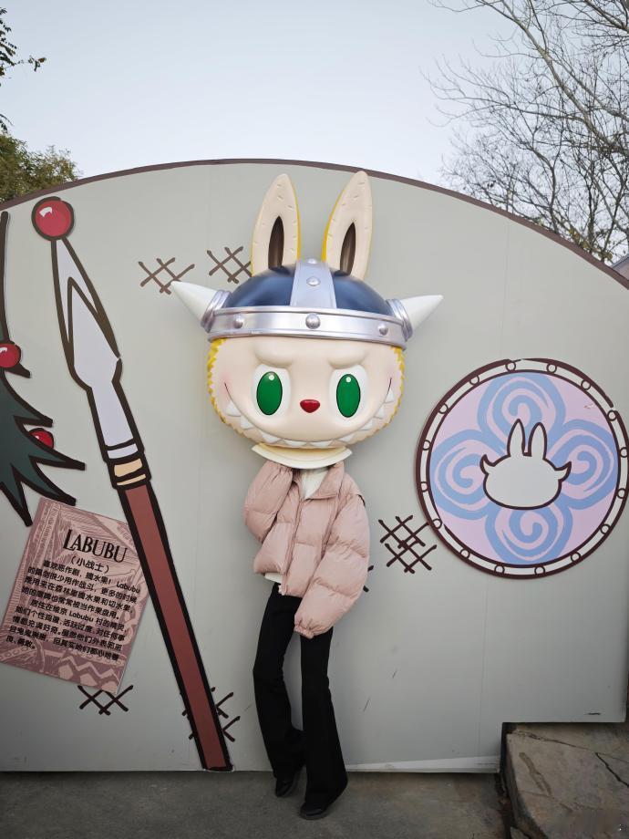 张梓琳9岁大女儿腿长…胖妹身着粉色棉服搭配黑色长裤，虽然没有露脸，但从看起来应该