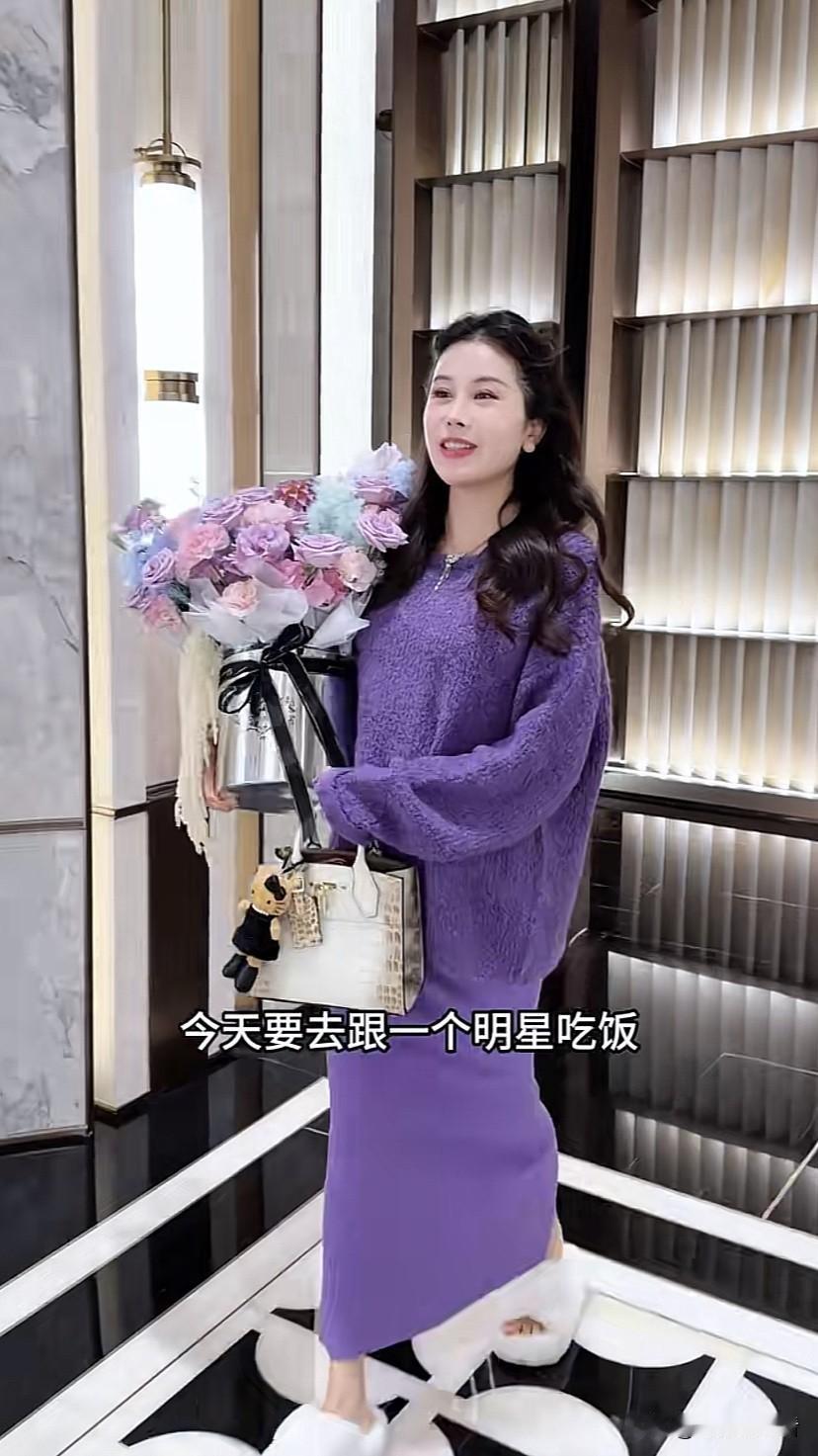 宋玉希怀孕四个月，今天要跟明星一起吃饭，还有一群网红姐妹也在一起，这位明星看着挺