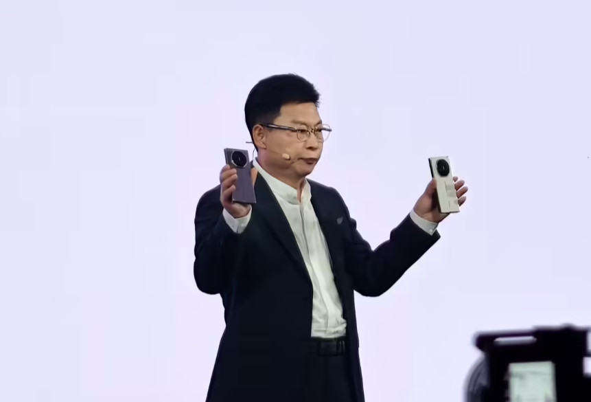 三折叠还是得华为，华为MateXTs人群定位太精准了这次对比上一代三折叠，是多