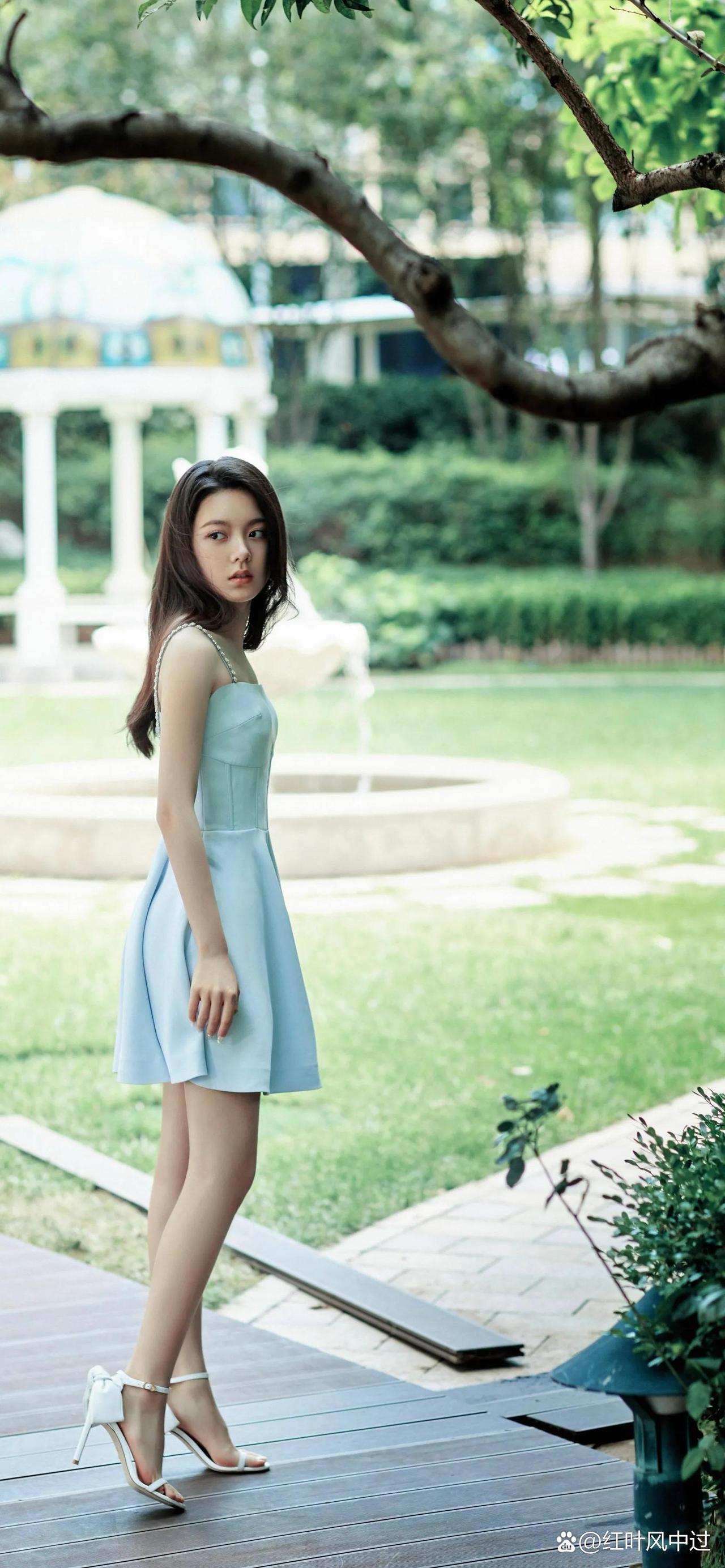 天呐！赵今麦这一身浅蓝色提花短裙一亮相，我眼睛都直了！这哪是穿衣服啊，这根本就是