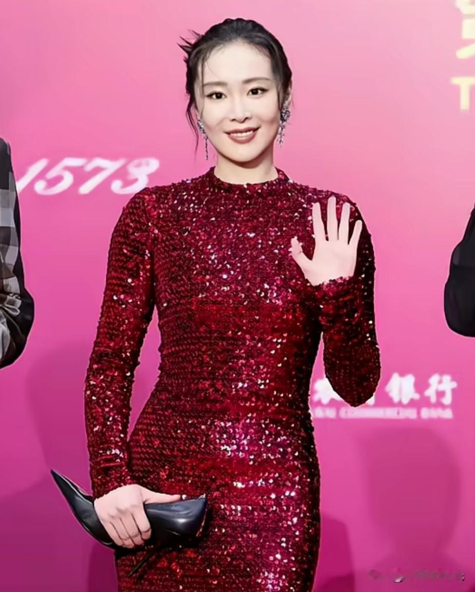 高叶手里这个包真的是既不实用也不好看，最大的优点就是:没有人能看得出来它是一个包