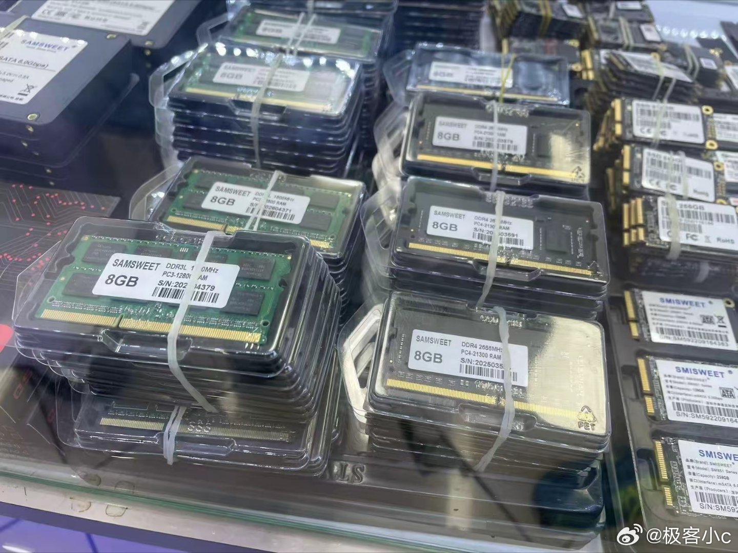 内存条悄然降价之前涨价涨到心慌，现在的跌到纠结，虽然是跌了，但还是对比以前还是高