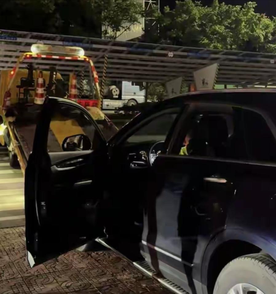 贵州，一男子忘给车加满油，没想到，返程路上油表突然报警，他硬撑着把车滑进服务区。