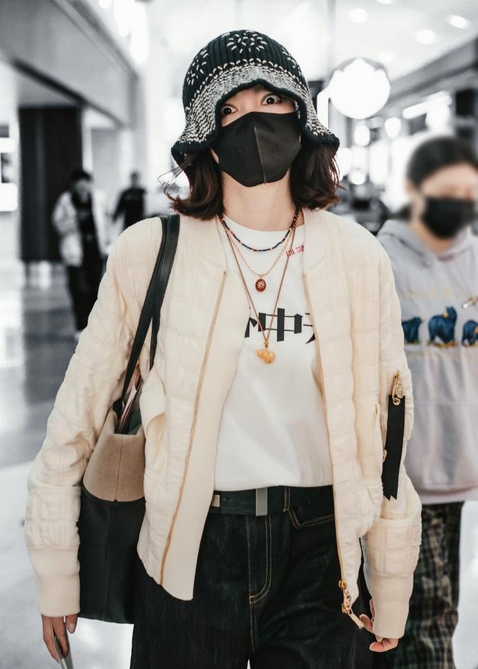 最近辛芷蕾现身北京机场，她这次搭配的很有潮流之美，看起来格外的年轻。辛芷蕾里