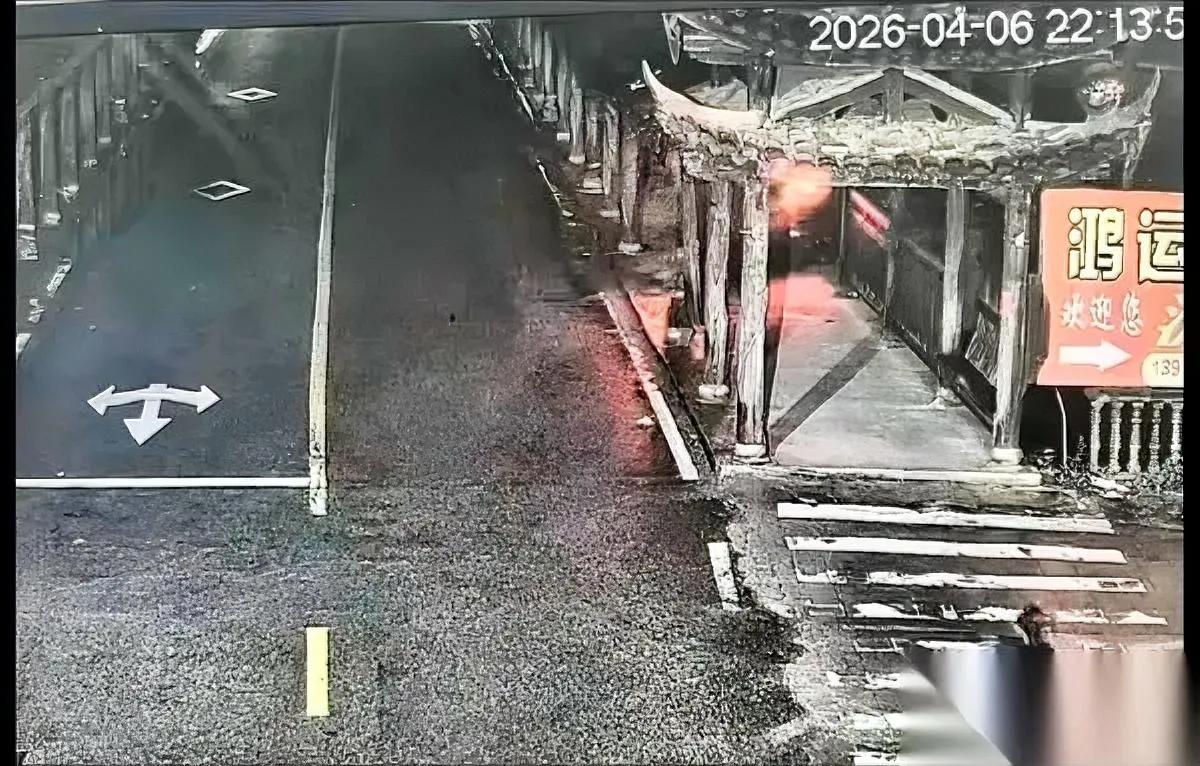 长汀那起坠河车祸我越看越窝火明明有三次机会能把人救回来啊。转弯车速那