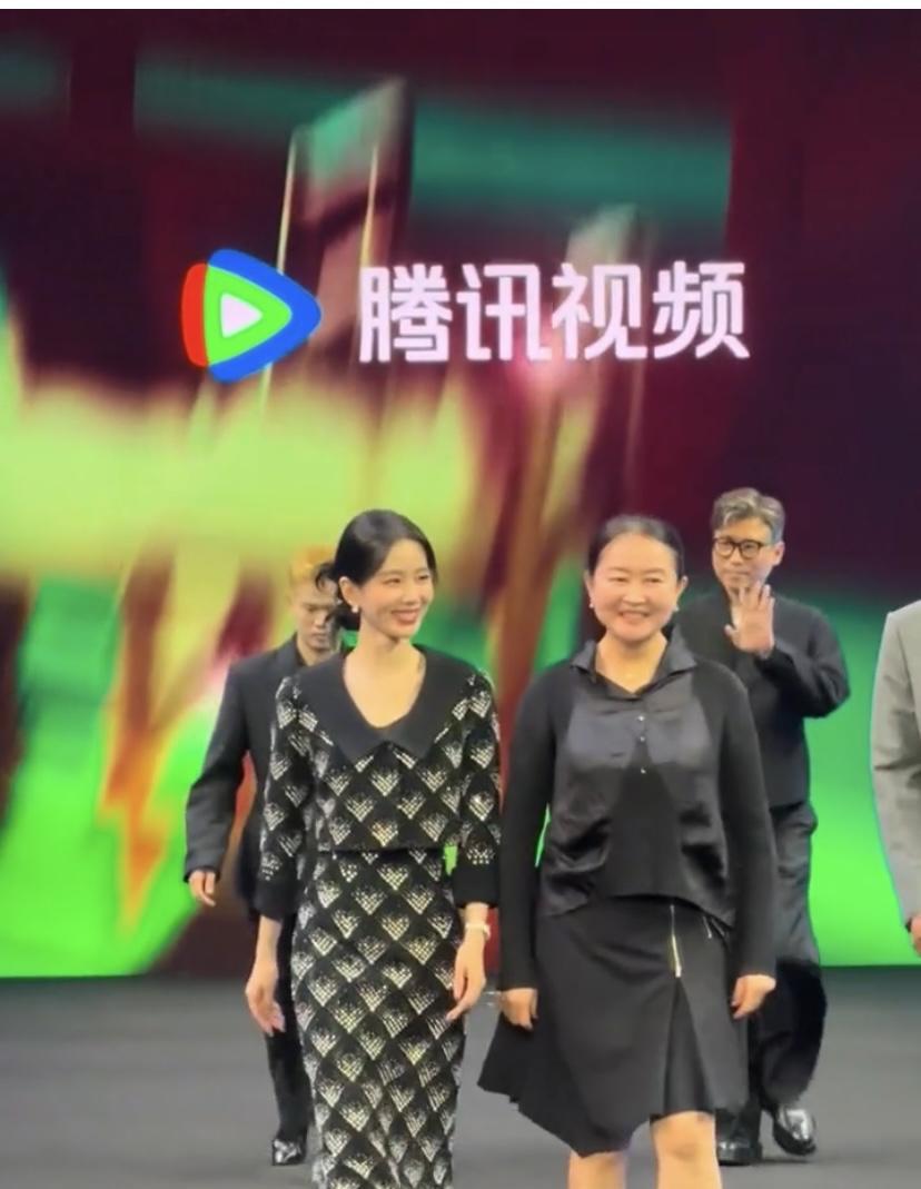 刘诗诗每次参加活动确实优雅得没话说。就拿某次时尚晚宴来说，她一袭淡蓝色长裙亮相