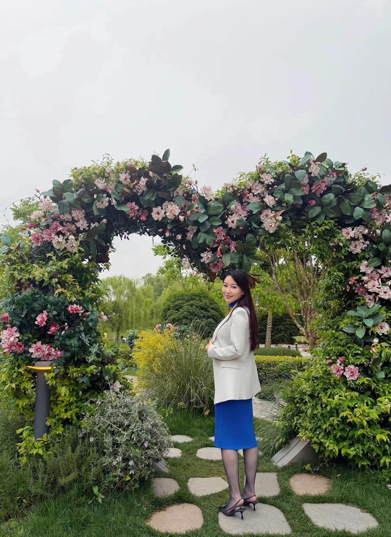 假期快乐吖拍摄日常蔷薇花墙温柔淑女气质