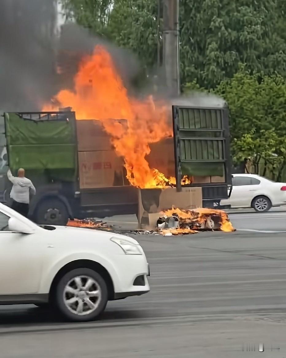 感觉车主好无助啊，也没人能帮帮他帮忙打个119也行啊