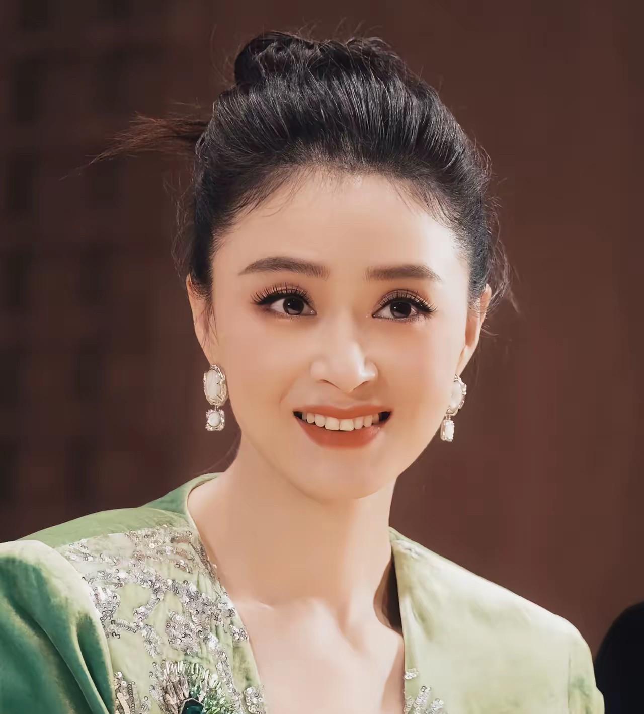 韩红一句话点破真相：蒋欣的奖杯是被性格“耽误”了！42岁演了36部戏，9部爆剧