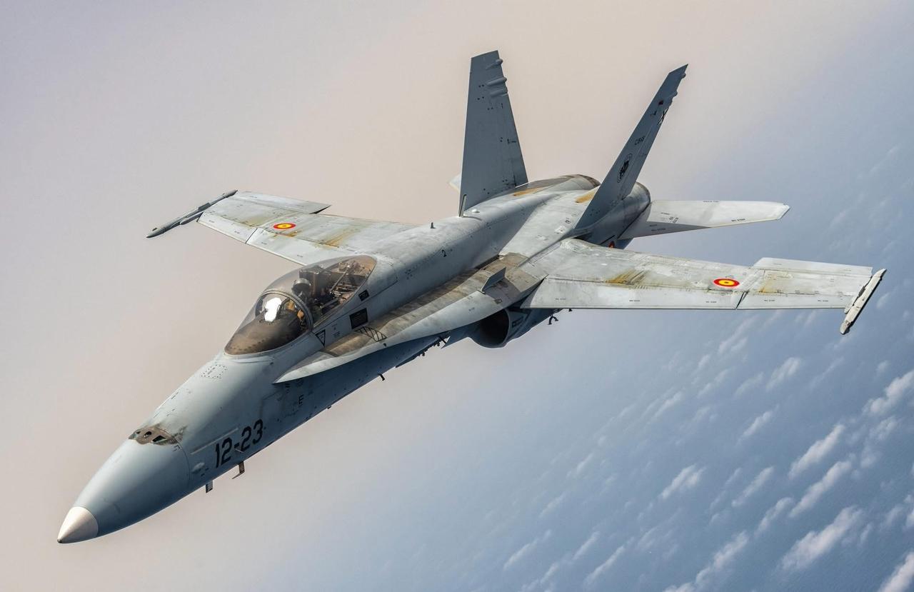 西班牙空军第12联队EF18M空对空摄影​​​